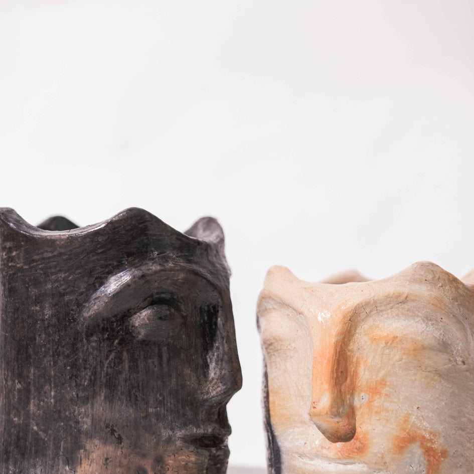 Vase visage noir en céramique mate (hauteur 20 cm, diamètre 15 cm)