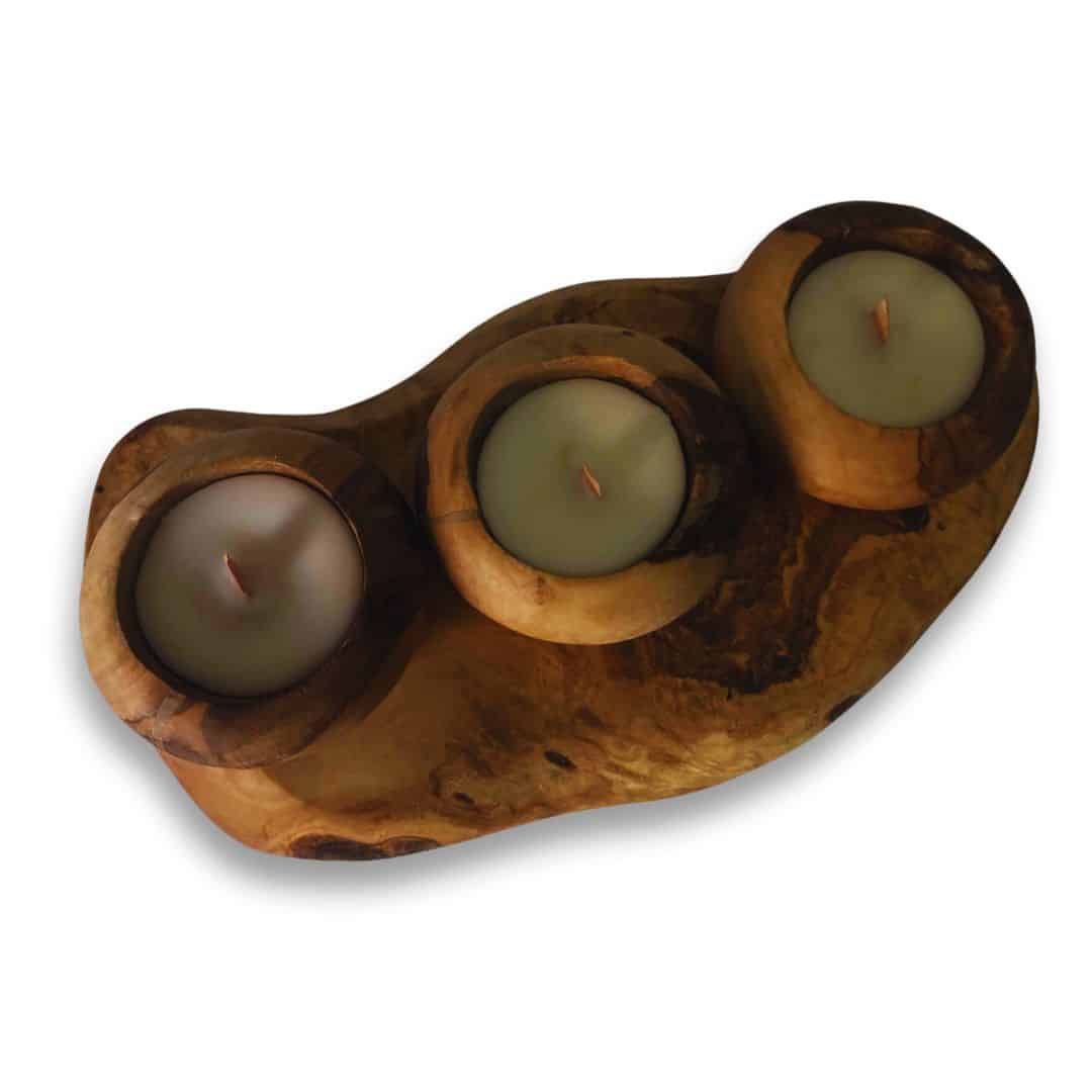 Ensemble de trois bougeoirs et un support en bois d'olivier avec bougies parfumées – (27x15x8 cm)