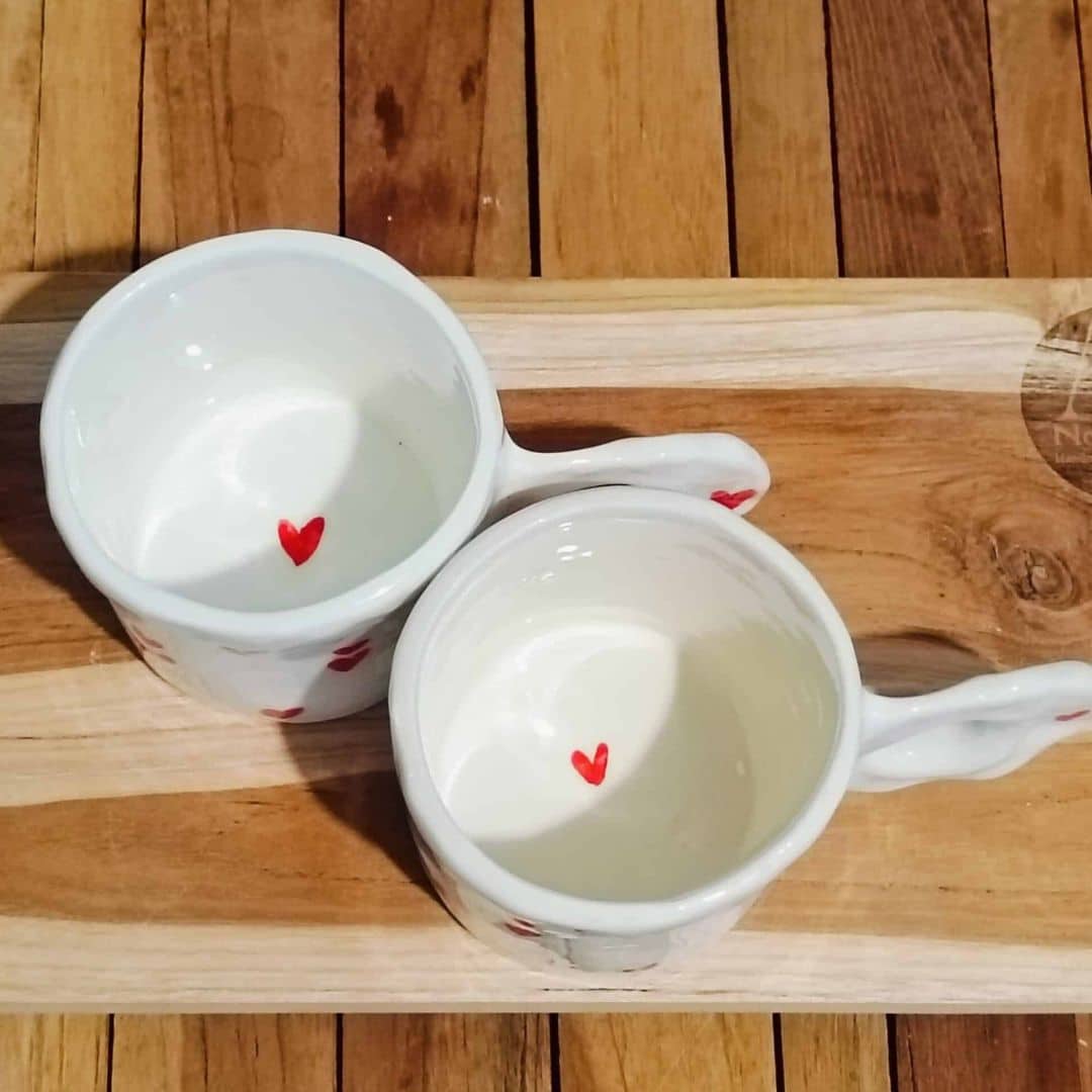 Mug céramique avec motifs cœurs – Couleurs au choix (8 x 9 cm)