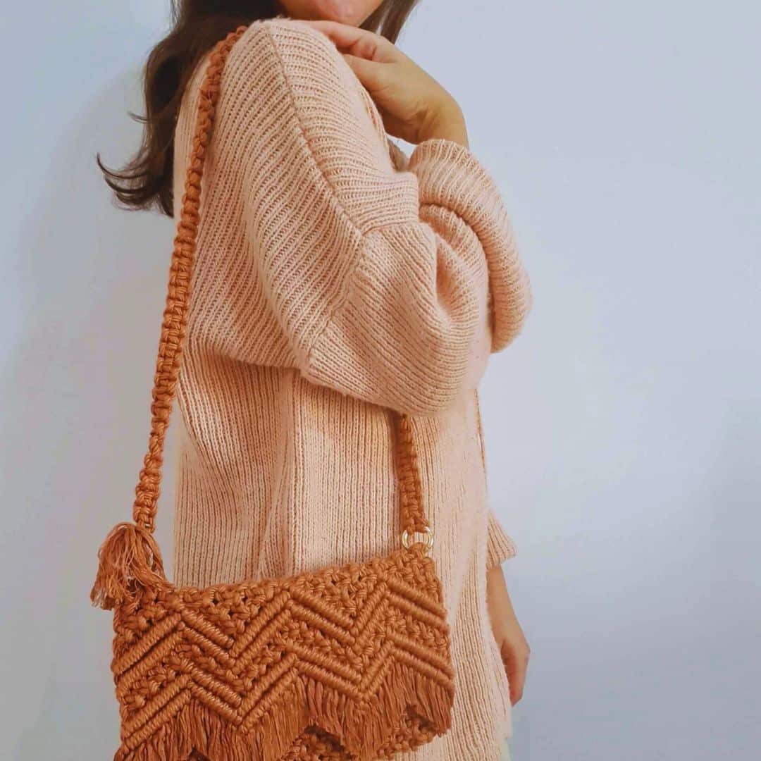 Sac bandoulière en macramé rouille avec bandoulière en skai chic et fermoir magnétique (20 × 25 cm)