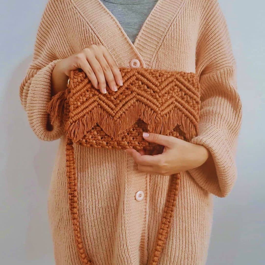 Sac bandoulière en macramé rouille avec bandoulière en skai chic et fermoir magnétique (20 × 25 cm)