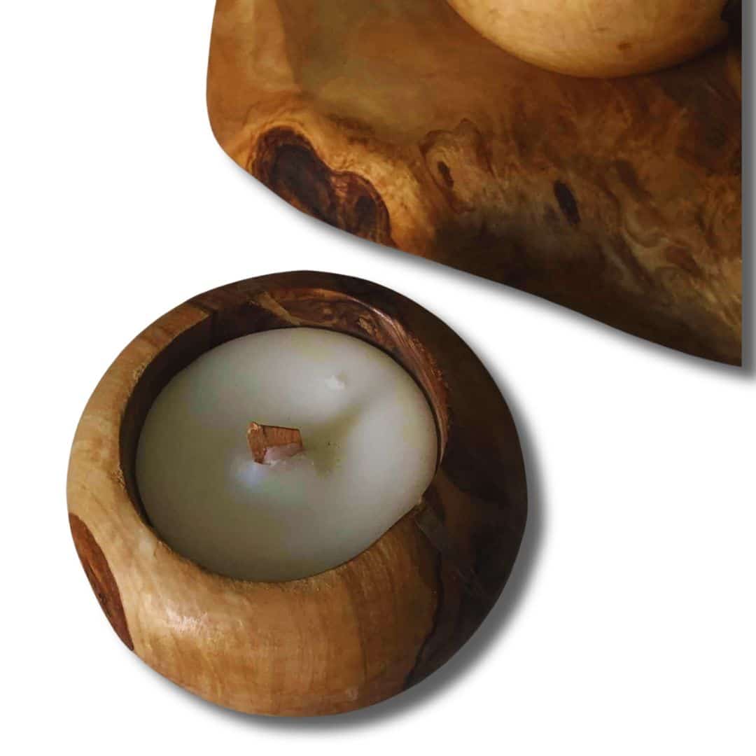 Ensemble de trois bougeoirs et un support en bois d'olivier avec bougies parfumées – (27x15x8 cm)