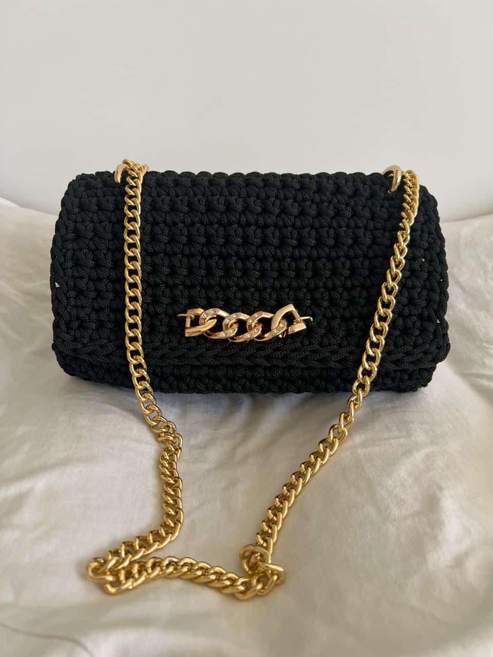 sac noir en crochet avec chaine