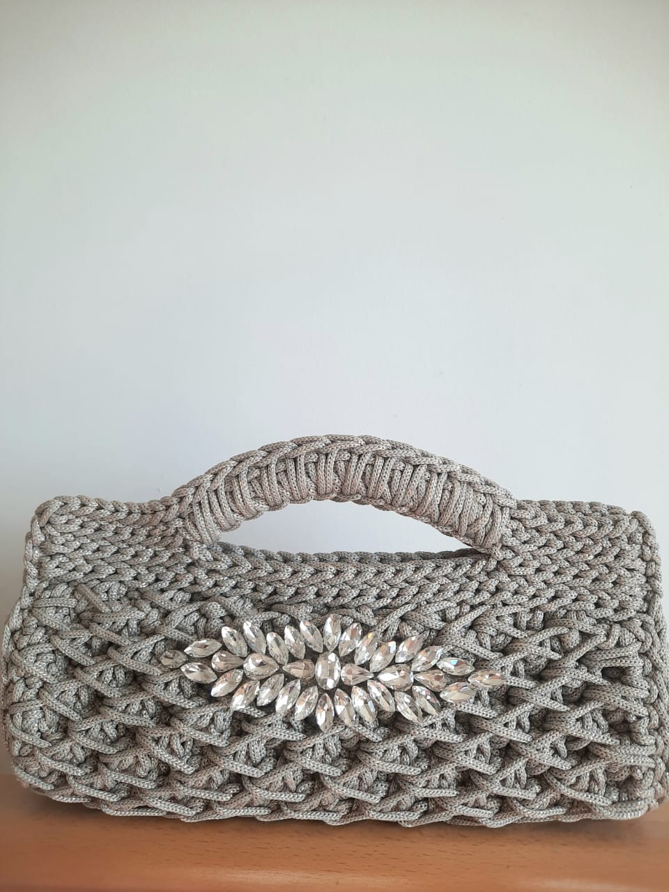 sac grise pailletée avec broche