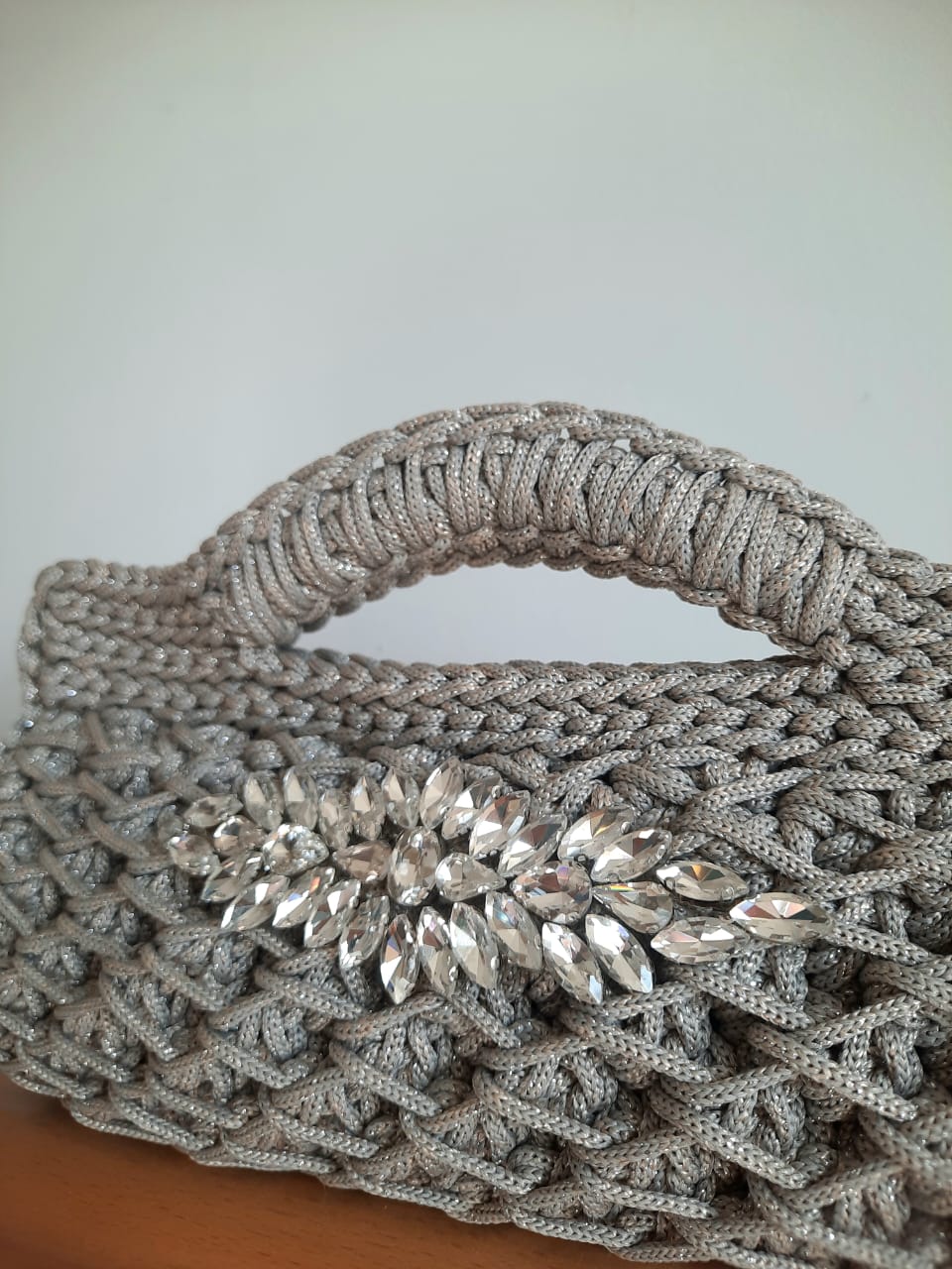 sac grise pailletée avec broche