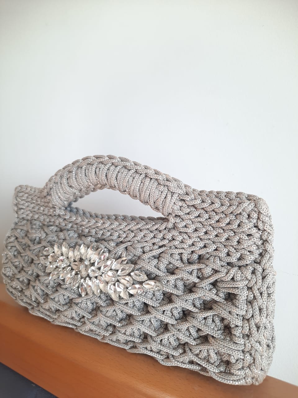 sac grise pailletée avec broche