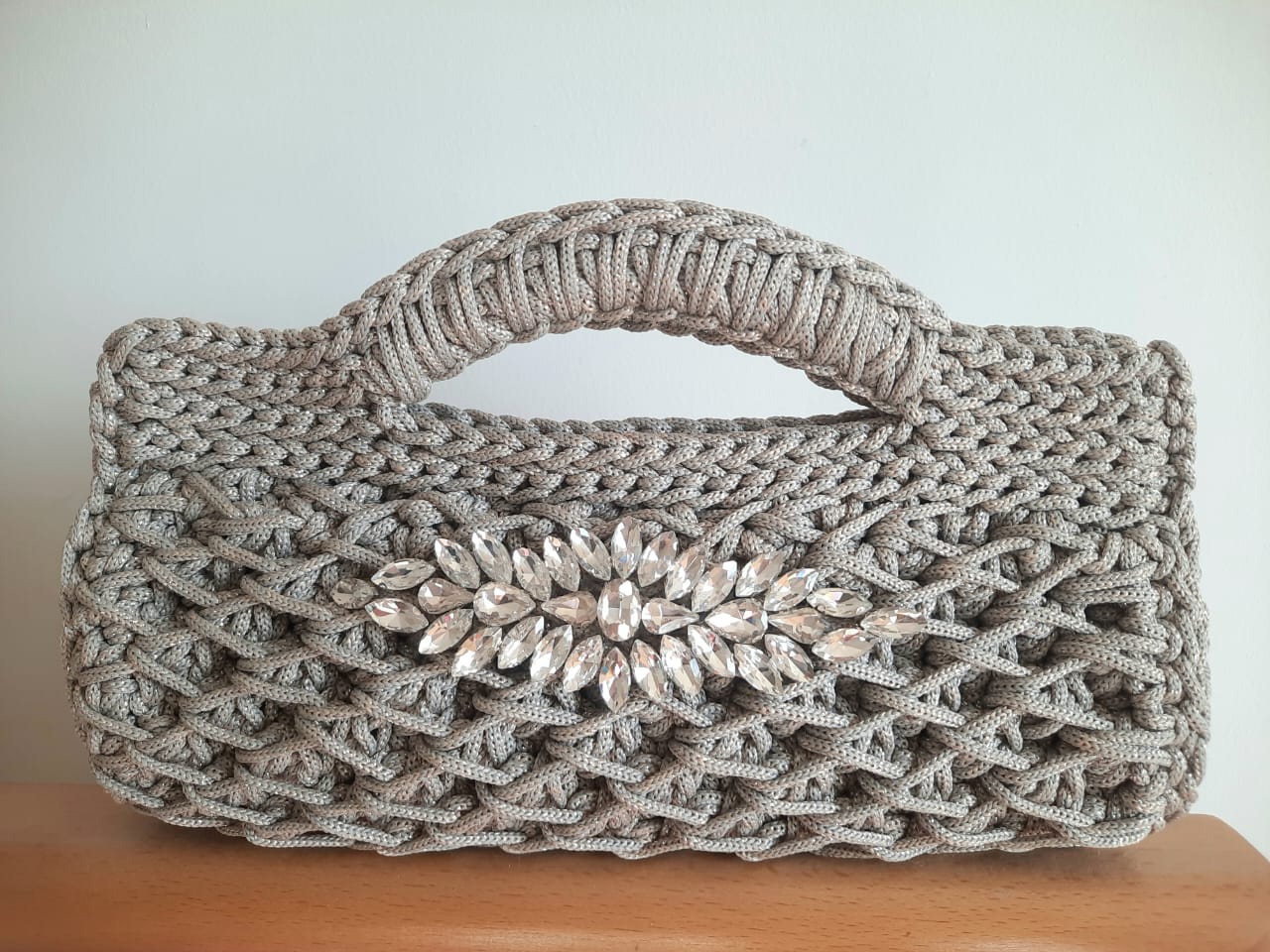 sac grise pailletée avec broche