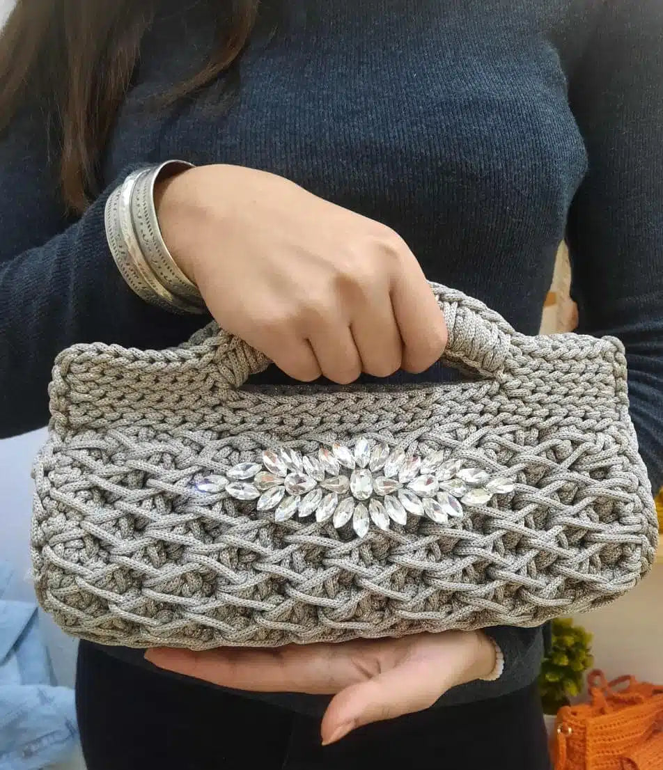 sac grise pailletée avec broche