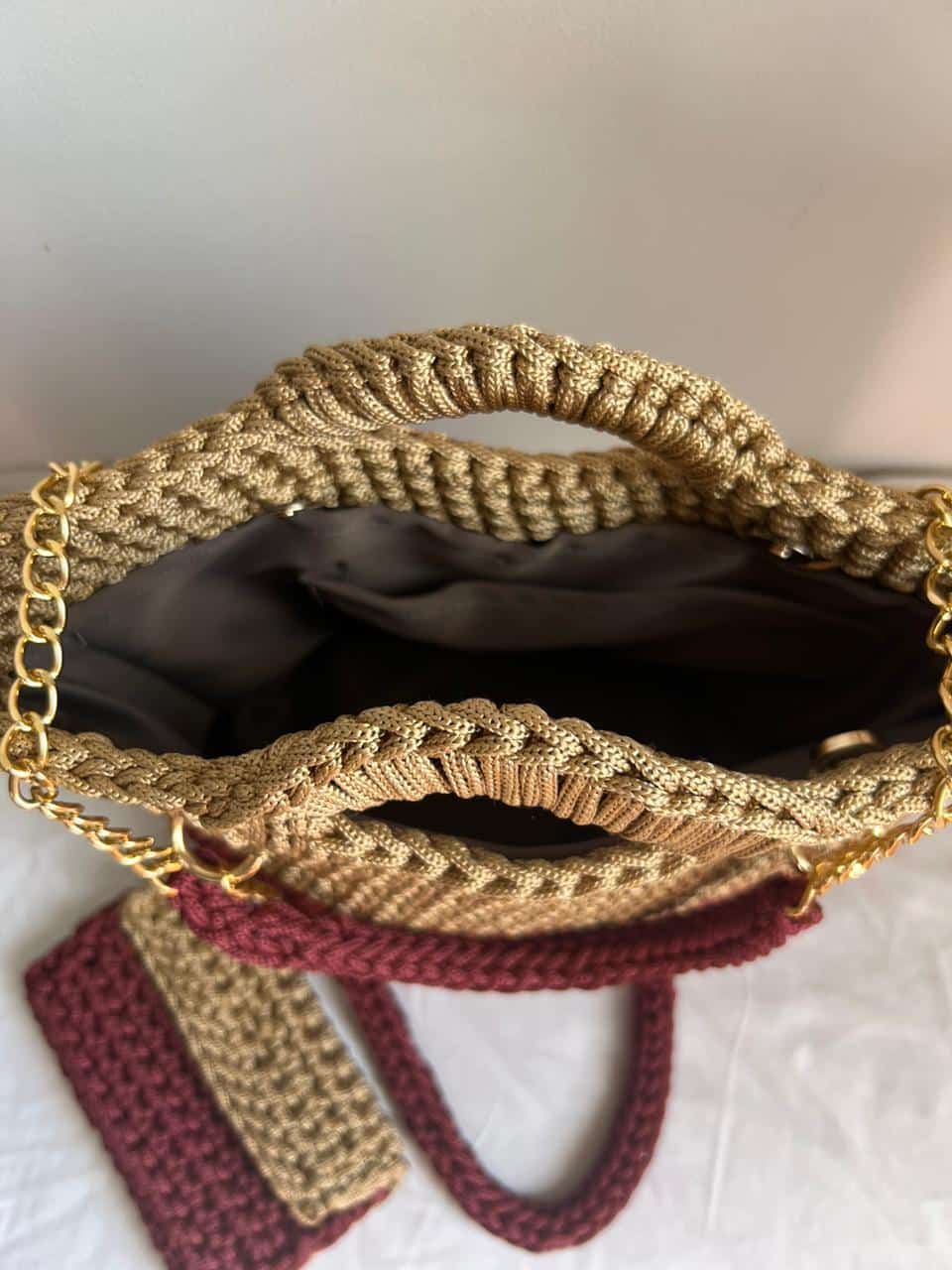 sac crochet beige et aubergine avec portefeuilles