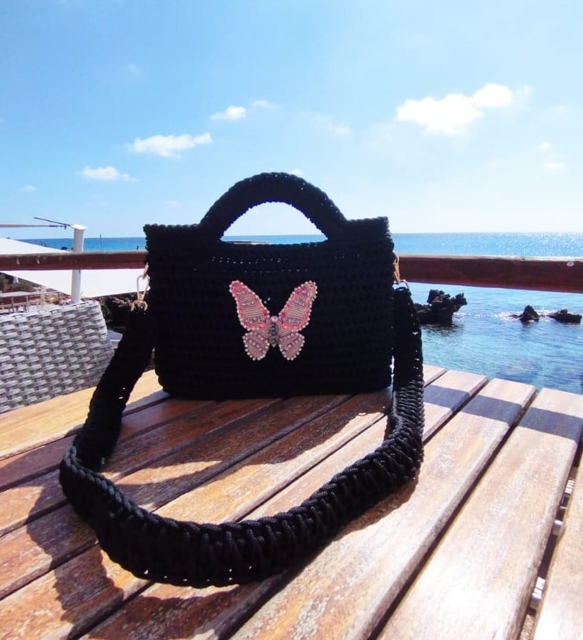 sac noir en crochet avec papillon