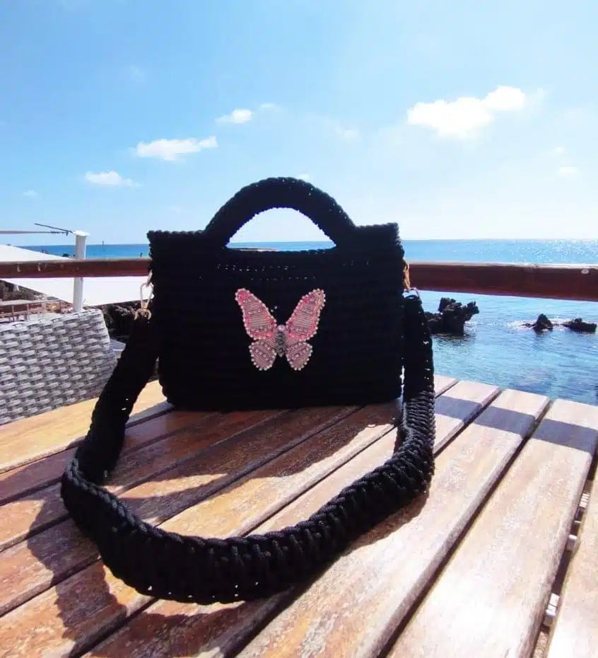 sac noir en crochet avec papillon