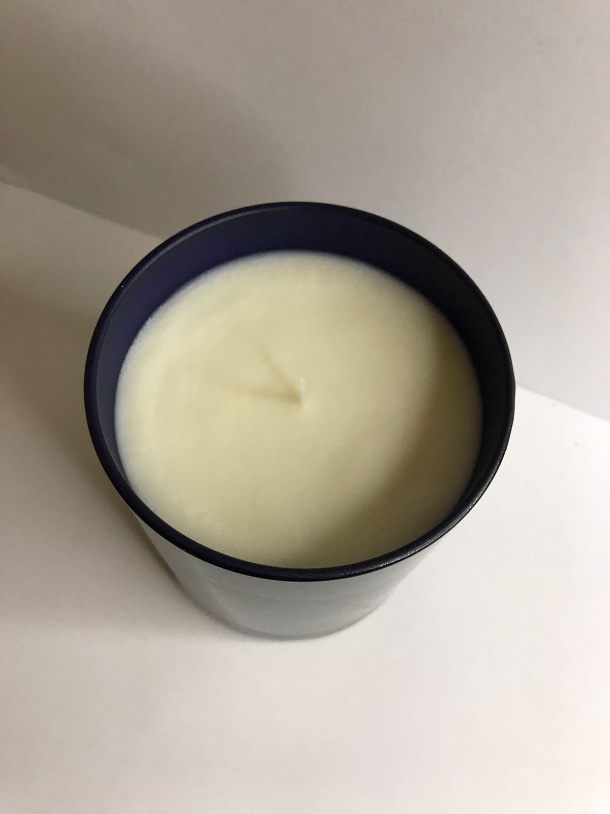BOUGIE PARFUMEE ANTI - TABAC AU MUSC BLANC ET LA VANILLE " SMOKE "