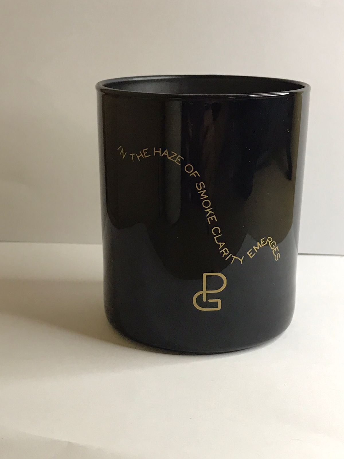 BOUGIE PARFUMEE ANTI - TABAC AU MUSC BLANC ET LA VANILLE " SMOKE "