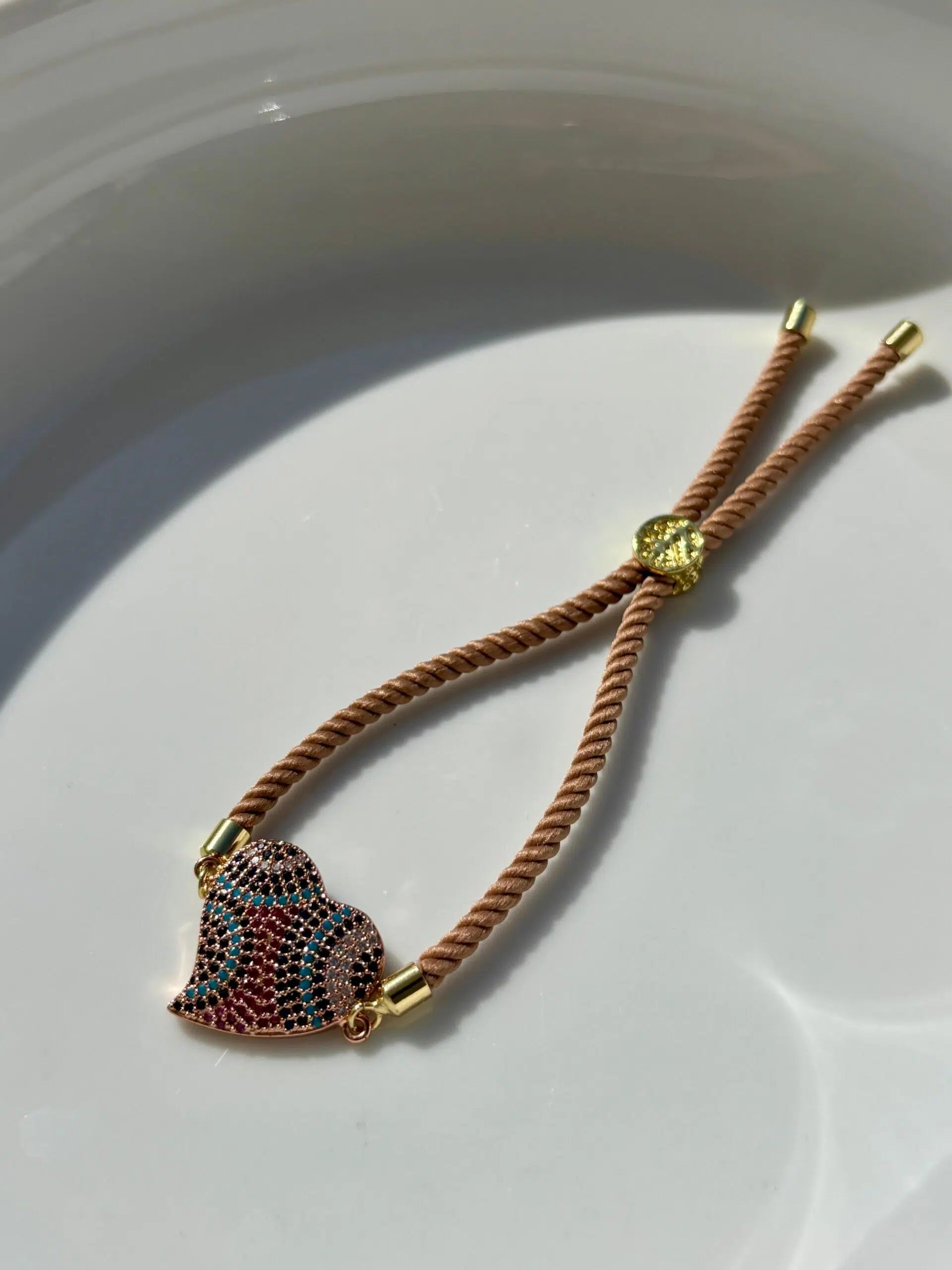 Bracelet en fil beige ajustable avec motif cœur