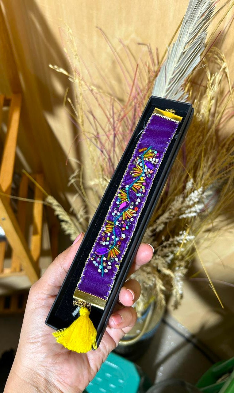 Bracelet ajustable brodé à la main