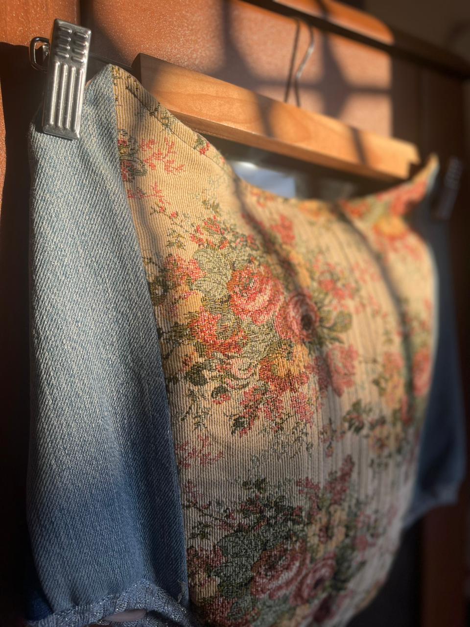 Corsage "Eglantine bleu" cottagecore à fleurs anciennes et denim upcyclé