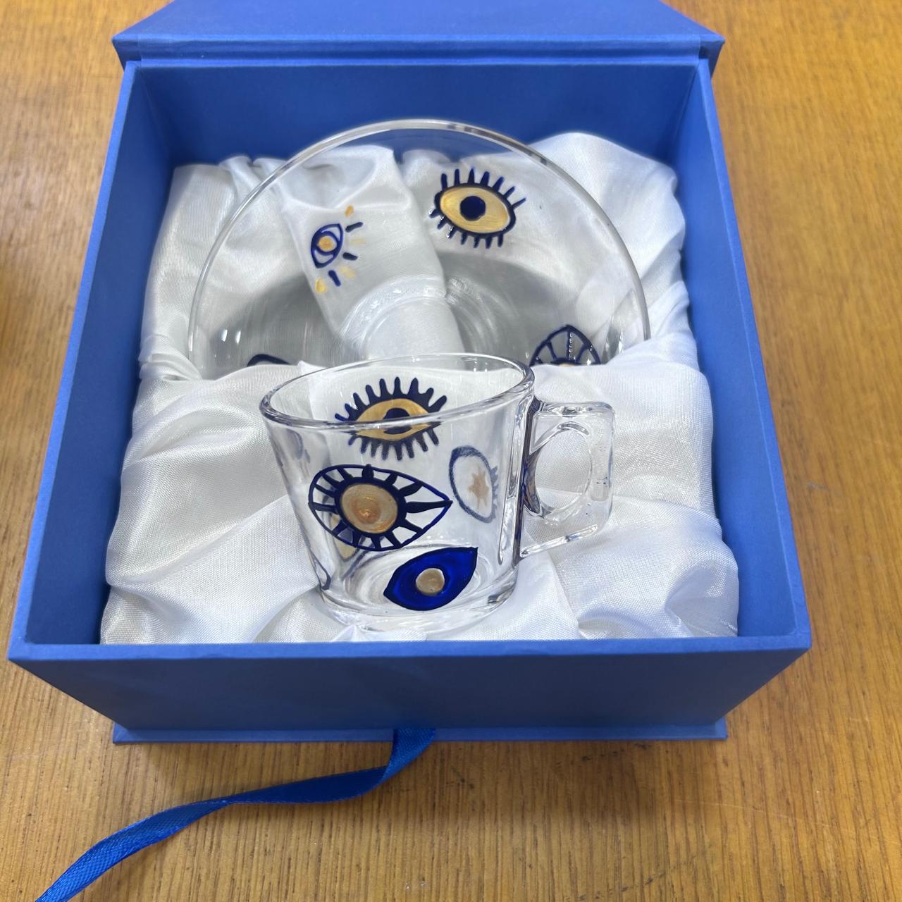 Un coffret bleu composé de Tasse et sous-tasse en verre - Motif Oeil