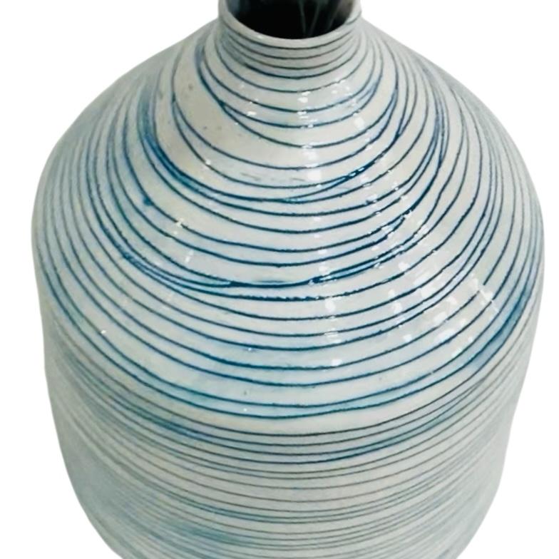 Vase rayé bleu et blanc en céramique - Finition artisanale - H 20 cm