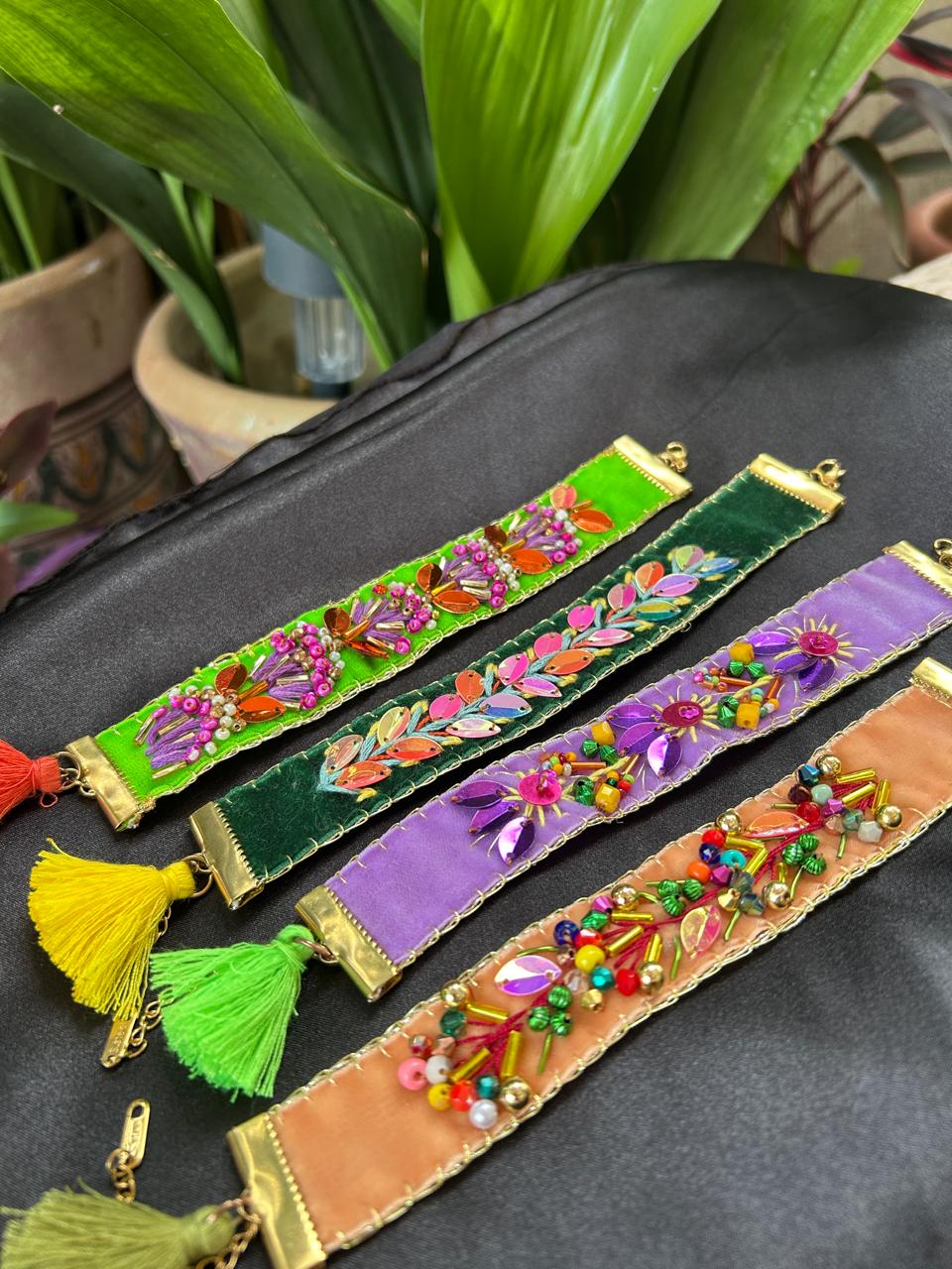 Bracelet ajustable brodé à la main