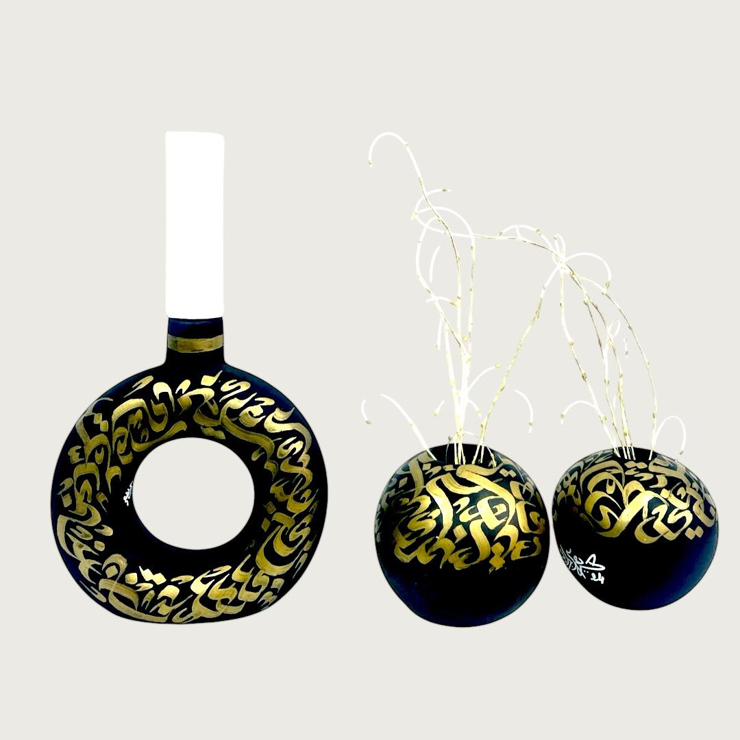 3 Vases décoratifs en calligraphie arabe en noir et or