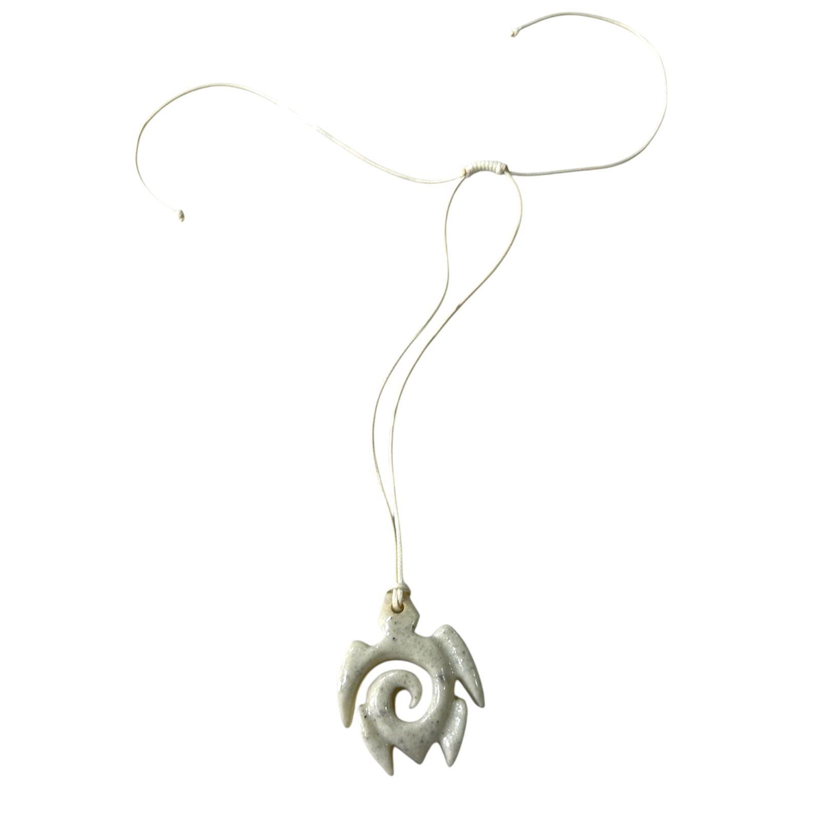 Collier Pendentif Tortue Spirale en Résine – Artisanat Tunisien