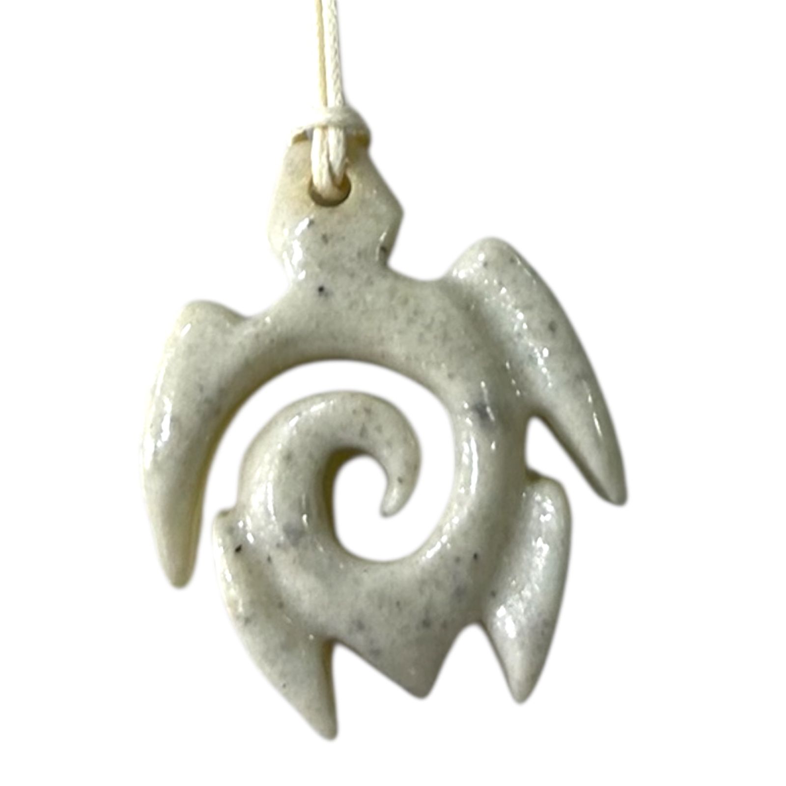 Collier Pendentif Tortue Spirale en Résine – Artisanat Tunisien