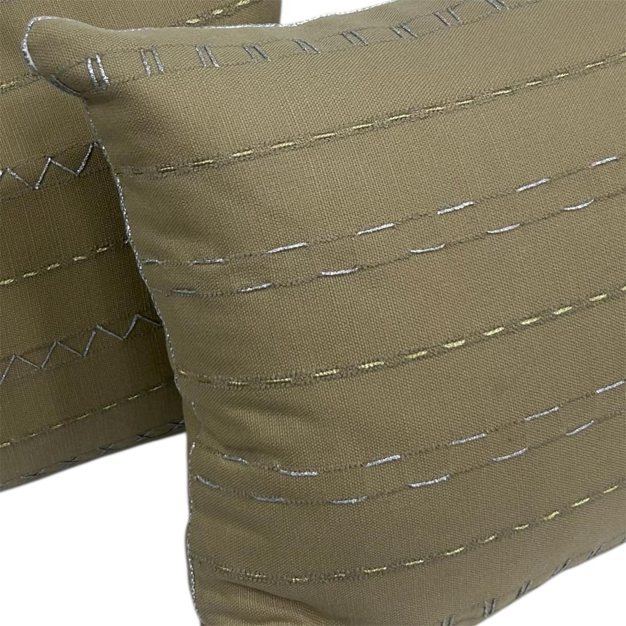 Coussin Rectangulaire Brodé Main – Fils Dorés & Argentés – 30×50 cm