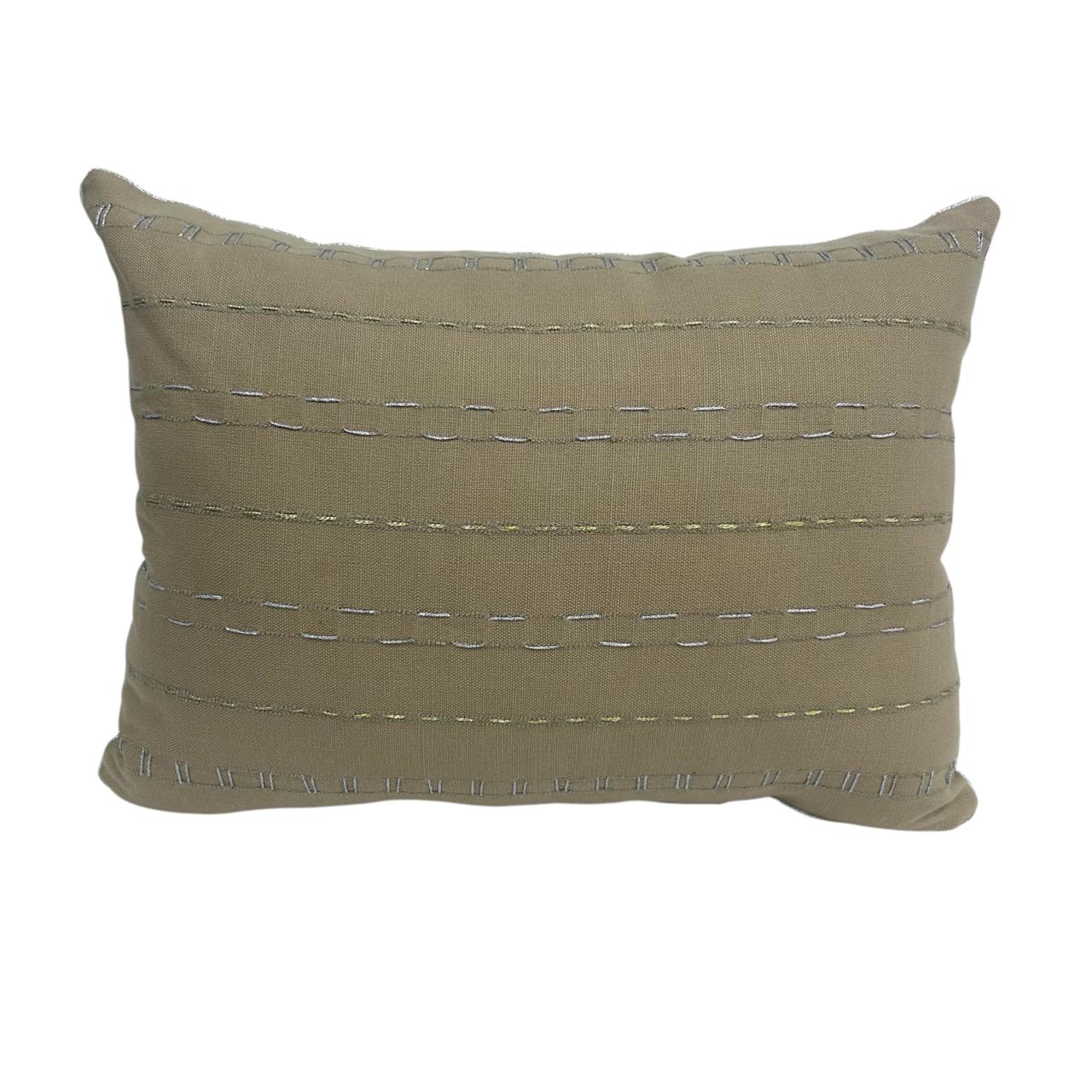 Coussin Rectangulaire Brodé Main – Fils Dorés & Argentés – 30×50 cm