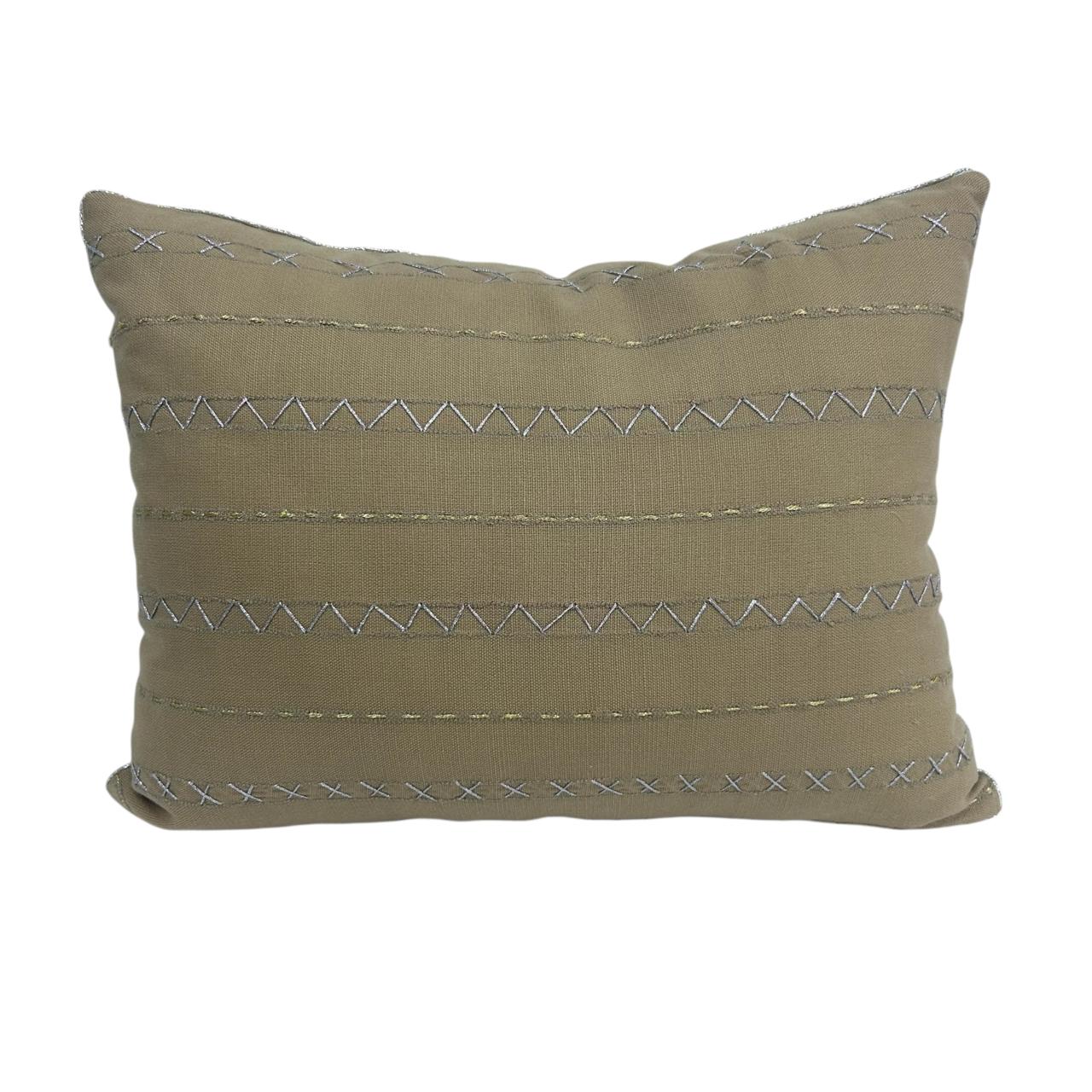 Coussin Rectangulaire Brodé Main – Fils Dorés & Argentés – 30×50 cm