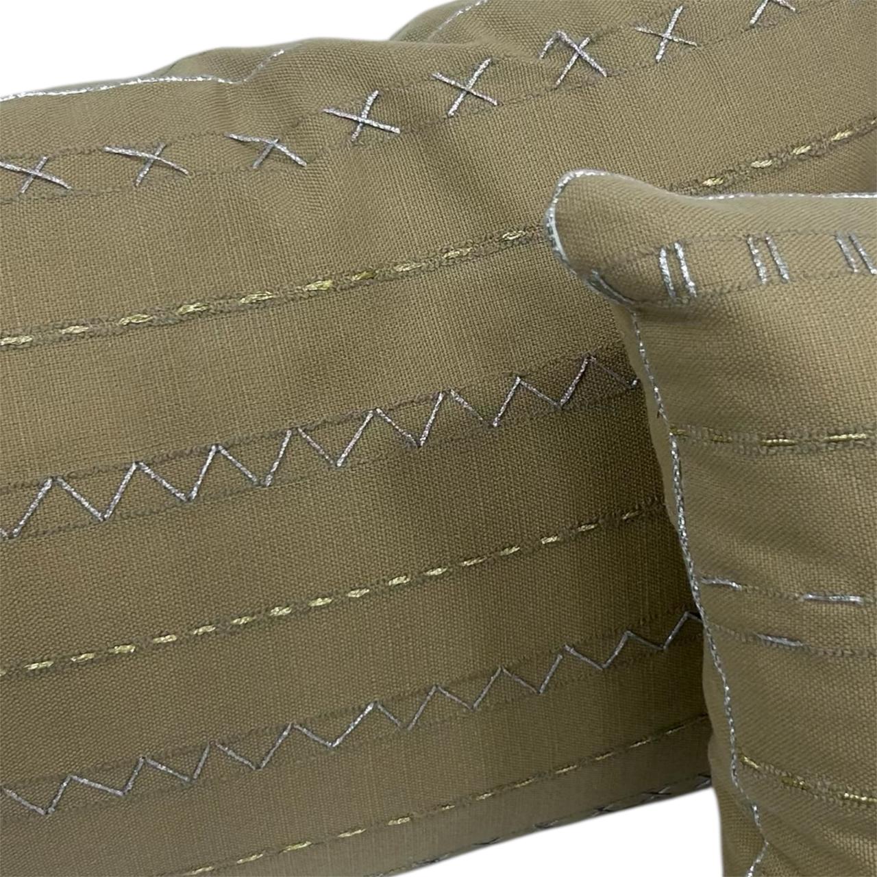 Coussin Rectangulaire Brodé Main – Fils Dorés & Argentés – 30×50 cm