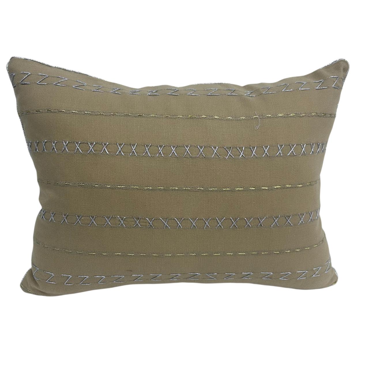 Coussin Rectangulaire Brodé Main – Fils Dorés & Argentés – 30×50 cm