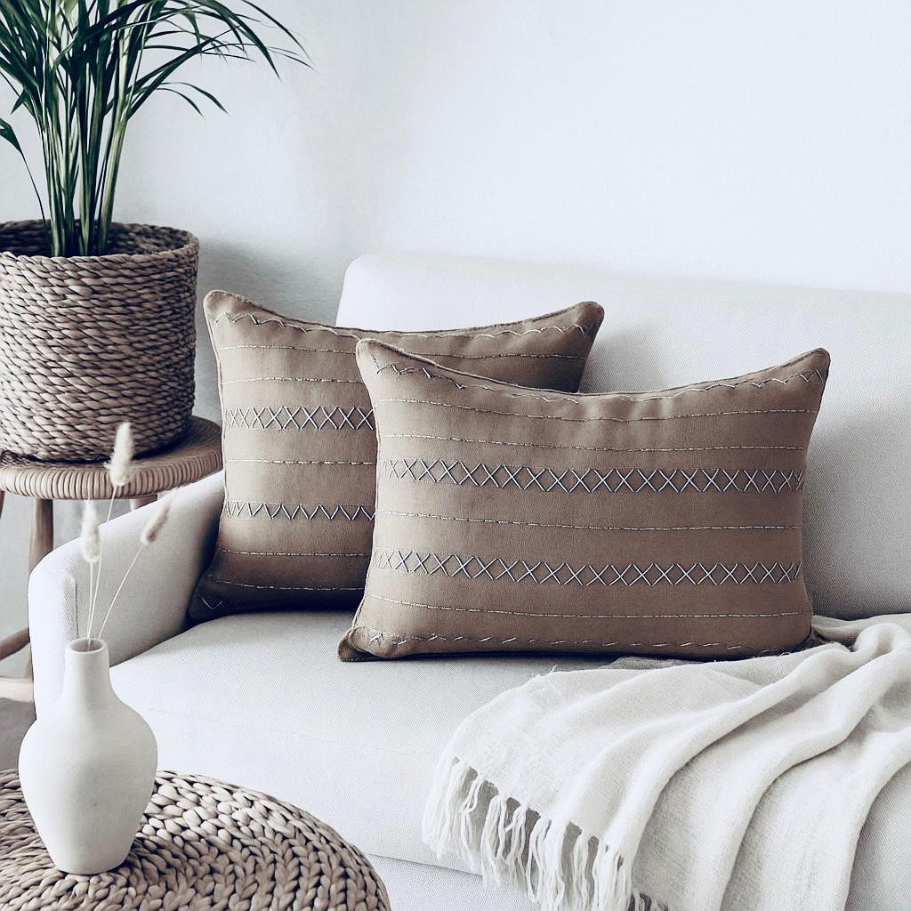 Coussin Rectangulaire Brodé Main – Fils Dorés & Argentés – 30×50 cm