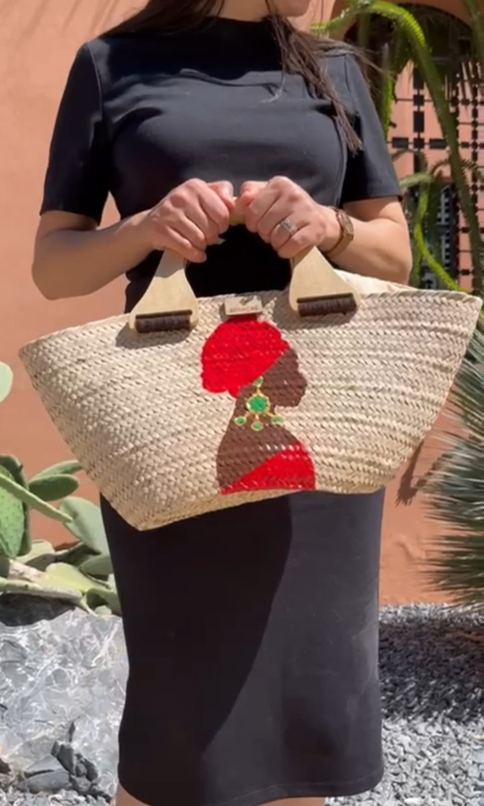 Couffin moderne chic en bois, peinture africaine et sécurité zippée