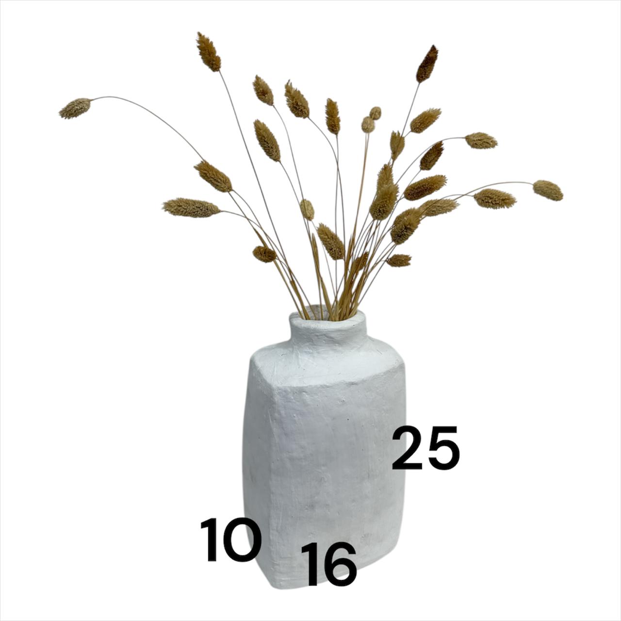 Vase blanc avec bouquet de fleurs séchées - Poterie artisanale