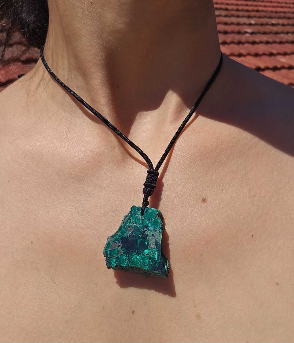 collier malachite brut unisex ajustable pour un style unique