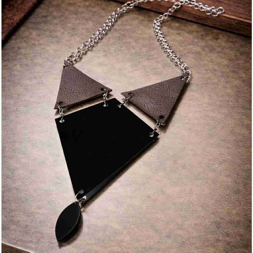 Collier cuir élégant en métal grège et noir pour un style unique