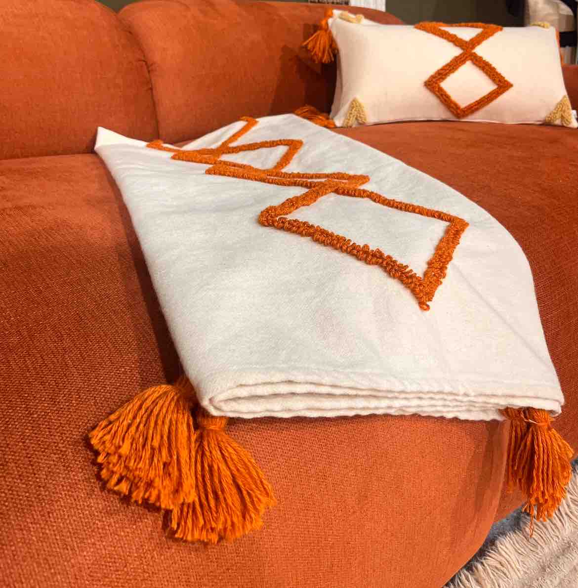 Jeté de Canapé 100% Laine Naturelle Fait Main – Broderie Orange Losanges & Pompons + Coussin 60x30 cm