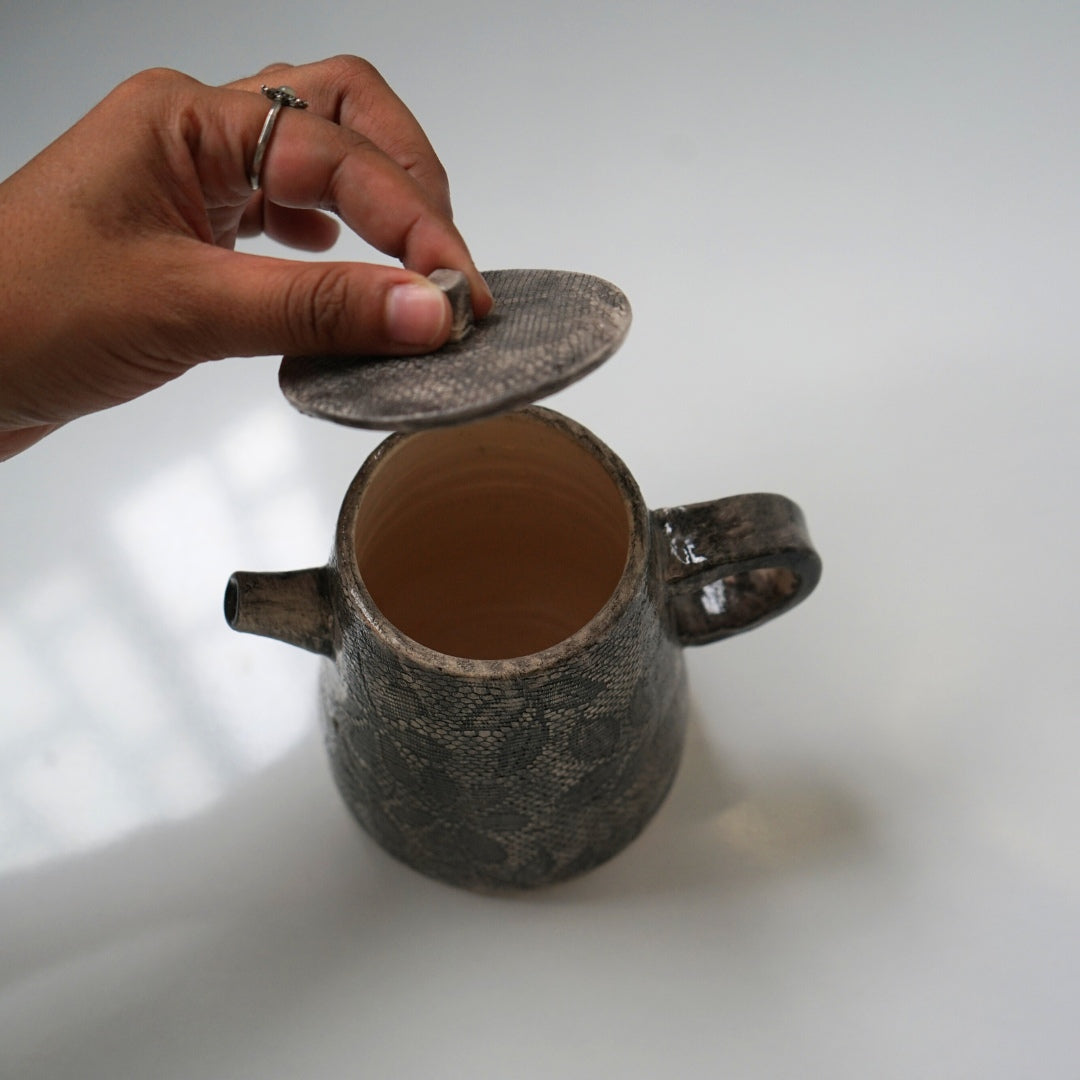 Théière Artisanale en Céramique Marron - Élégance Florale