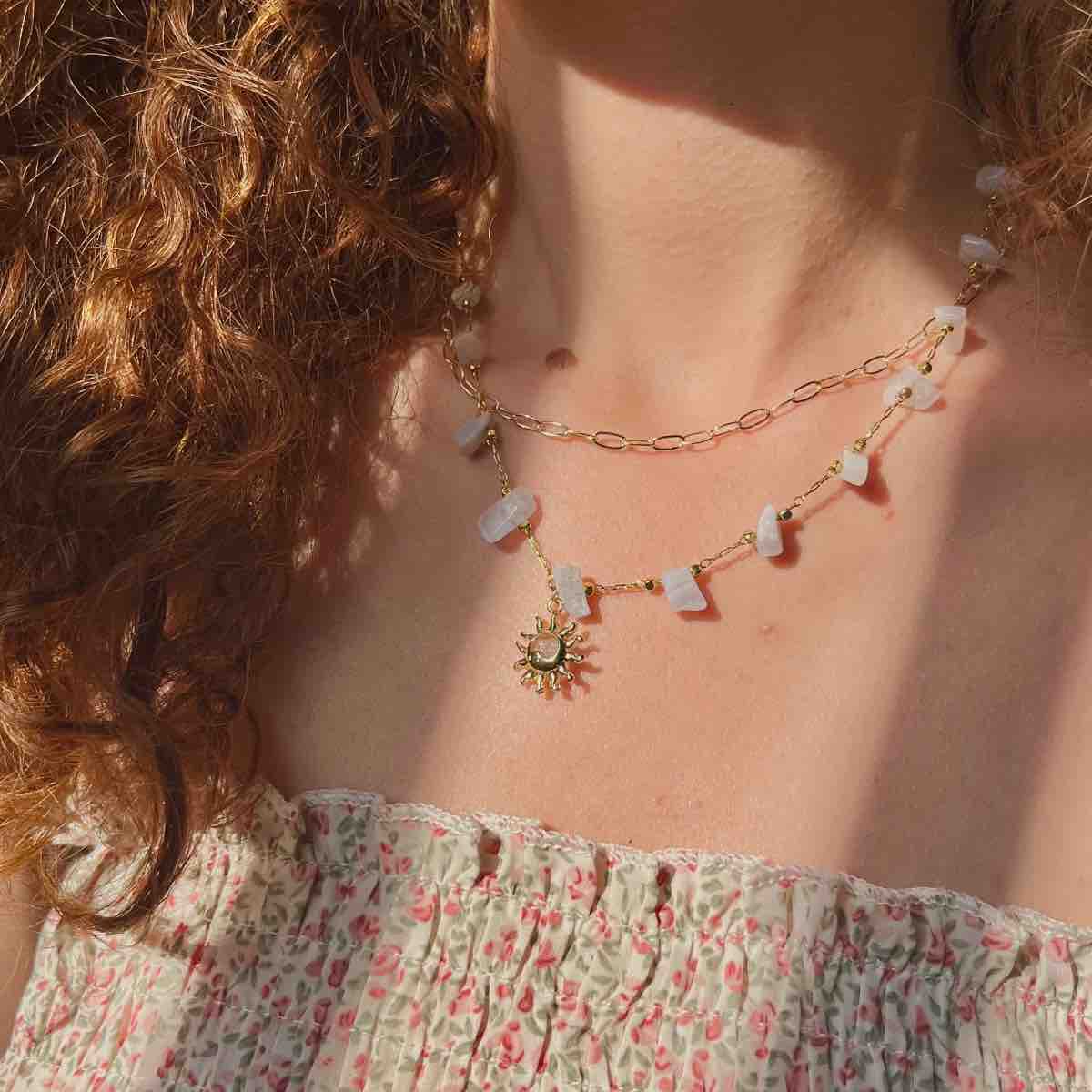 Collier artisanal double rang avec pierres naturelles et pendentif soleil