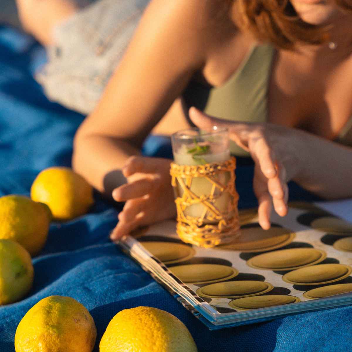 Verre avec porte-verre smar tressé