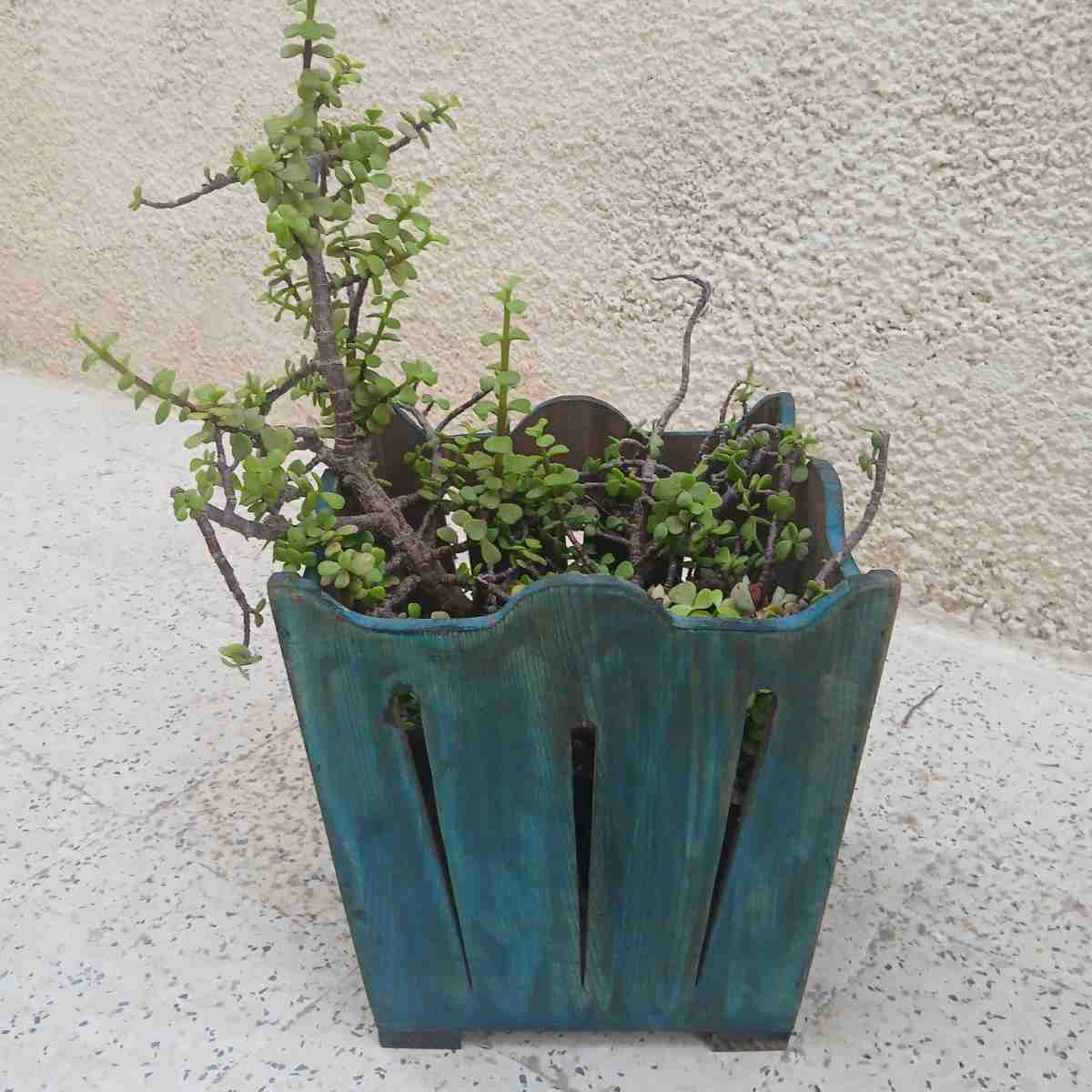 Panier en bois bleu tendance pour un rangement élégant