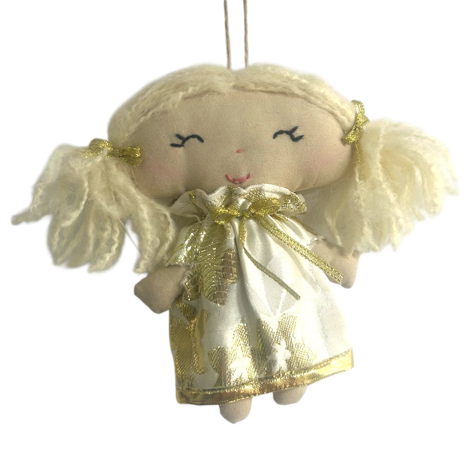 Doudou poupée en tissu – Avec sa robe blanche satinée et rubans dorés