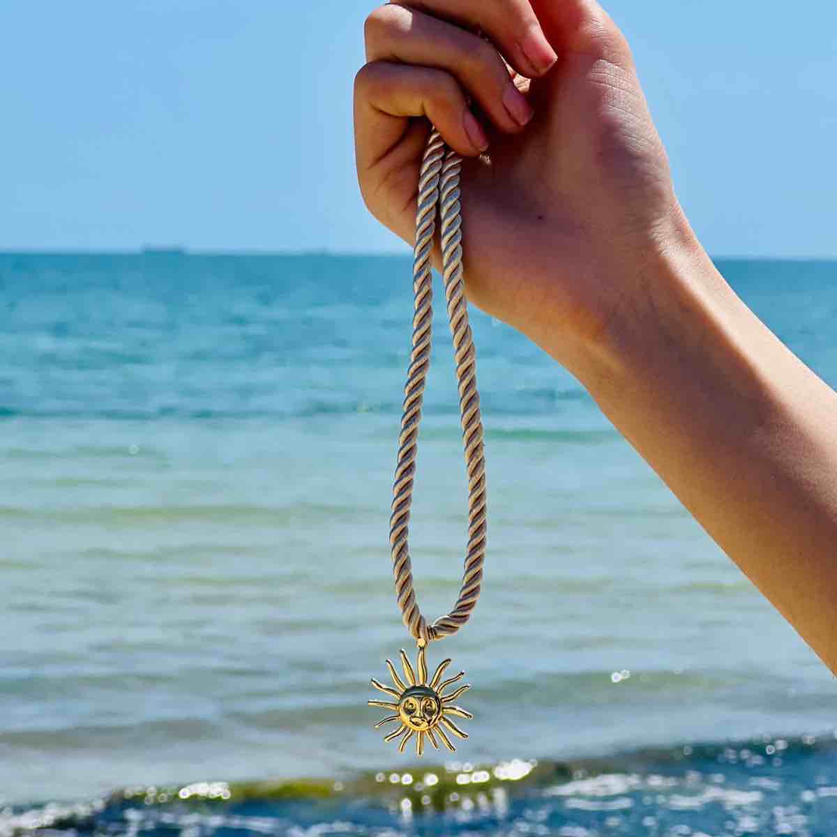 Collier soleil éclatant pour un été inoubliable