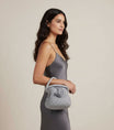 sac gris métallisé tendance pour un style irrésistible