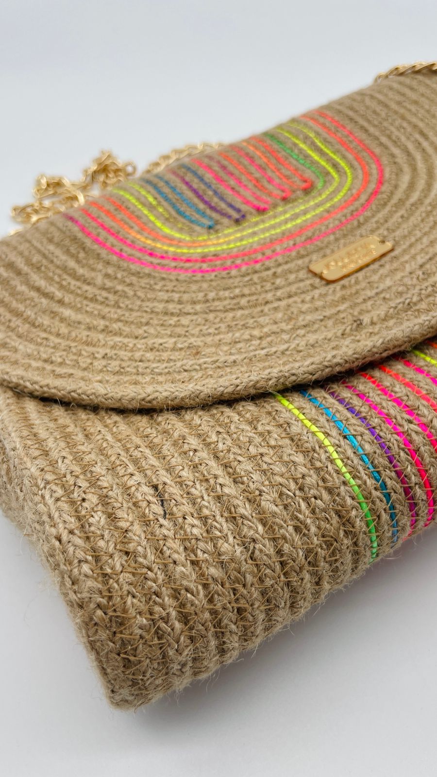 Sac à main en jonc brodé avec bandoulière en chaîne dorée