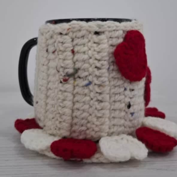 Mug cosy en crochet couleur blanc cassé et rouge avec sous tasse