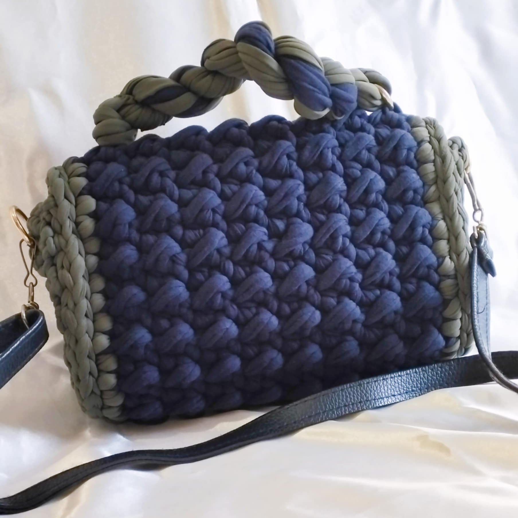 Sac à main bleu en crochet avec détails en vert foncé
