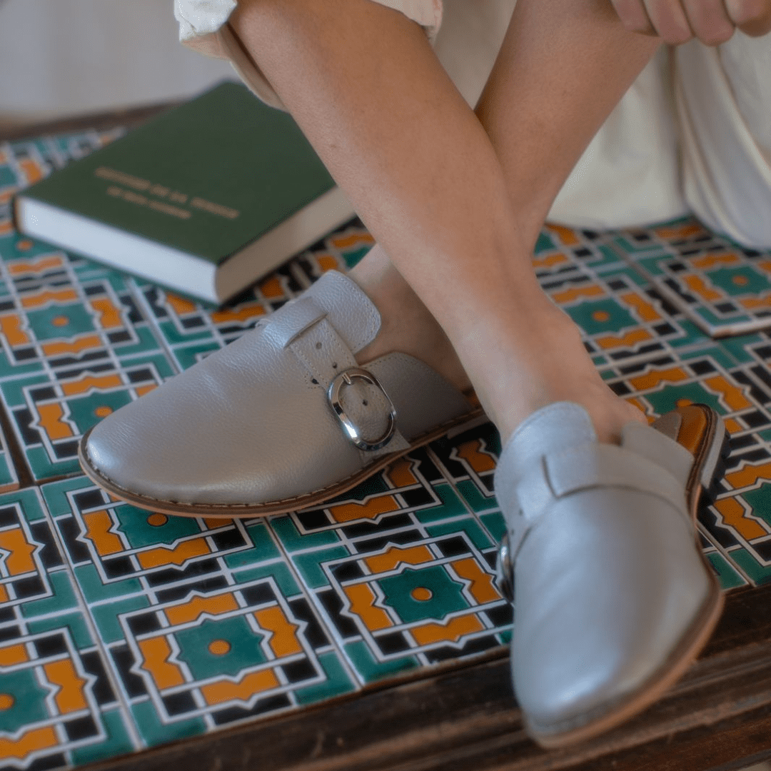 Babouche "Luminosa" en cuir argent unisexe - Balgha upcylée
