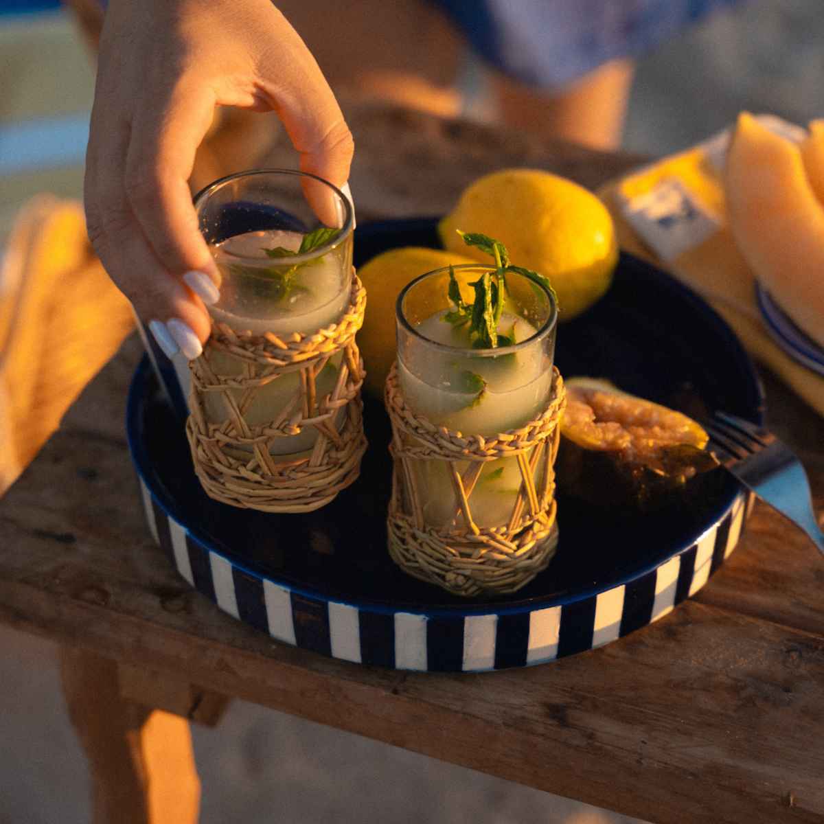 Verre avec porte-verre smar tressé