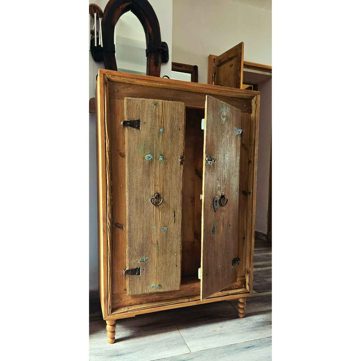 armoire vintage originale en bois teinté naturel unique